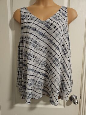 Lane Bryant Sz 22 White and Navy V-Neck Sleeveless Camisole